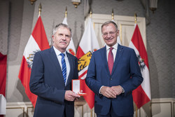 Landeshauptmann Mag. Thomas Stelzer überreicht das goldene Ehrenzeichen für Verdienste um die Republik Österreich an Oberamtsrat i.R. RgR Josef Rath.