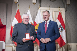 Landeshauptmann Mag. Thomas Stelzer überreicht das goldene Verdienstzeichen der Republik Österreich an Fachoberinspektor i.R. Peter Derfler.