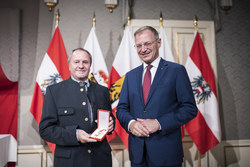 Landeshauptmann Mag. Thomas Stelzer überreicht das goldene Verdienstzeichen der Republik Österreich an Fachoberinspektor i.R. Richard Luger.