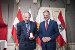 Landeshauptmann Mag. Thomas Stelzer überreicht die goldene Medaille für Verdienste um die Republik Österreich an Michael Koller.
