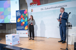 Landeshauptmann Mag. Thomas Stelzer verleiht den SDG AnpackerInnen-Preis 2022.