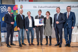 Landeshauptmann Mag. Thomas Stelzer verleiht den SDG AnpackerInnen-Preis 2022.