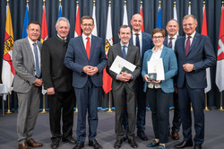 Landeshauptmann Mag. Thomas Stelzer überreicht Landesauszeichnungen an ehemalige Abgeordnete zum oberösterreichischen Landtag.