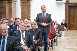 Landeshauptmann Mag. Thomas Stelzer überreicht Landesauszeichnungen an ehemalige Abgeordnete zum oberösterreichischen Landtag.