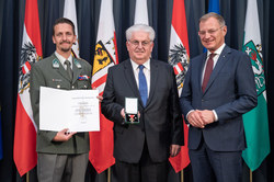 Landeshauptmann Mag. Thomas Stelzer verleiht Landesauszeichnungen an verdiente Oberösterreicherinnen und Oberösterreicher.