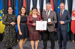 Landeshauptmann Mag. Thomas Stelzer verleiht Landesauszeichnungen an verdiente Oberösterreicherinnen und Oberösterreicher.