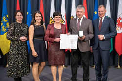 Landeshauptmann Mag. Thomas Stelzer verleiht Landesauszeichnungen an verdiente Oberösterreicherinnen und Oberösterreicher.