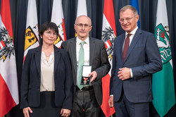 Landeshauptmann Mag. Thomas Stelzer verleiht Landesauszeichnungen an verdiente Oberösterreicherinnen und Oberösterreicher.