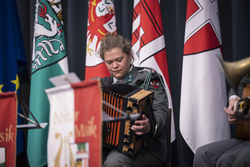 Landeshauptmann Mag. Thomas Stelzer überreicht das Goldene Ehrenzeichen des Landes Oberösterreich und den Berufstitel „Professor“ an Herrn Mag. Kurt Rammerstorfer.