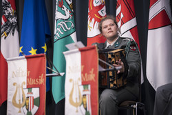 Landeshauptmann Mag. Thomas Stelzer überreicht das Goldene Ehrenzeichen des Landes Oberösterreich und den Berufstitel „Professor“ an Herrn Mag. Kurt Rammerstorfer.