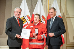 Für ihren Einsatz und ihr Engagement für die Mitmenschen überreichte Landeshauptmann Mag. Thomas Stelzer die OÖ. Rettungsdienstmedaillen in Gold, Silber und Bronze an die ehrenamtlichen Mitarbeiterinnen und Mitarbeiter des Roten Kreuzes. 