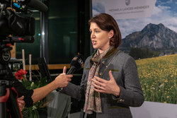 Landesrätin Michaela Langer-Weninger lädt zum Landesempfang in der Messe Wels ein.