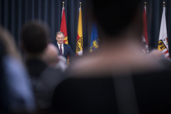 Landeshauptmann Mag. Thomas Stelzer überreicht Bundesauszeichnungen an ehemalige Landesbedienstete im steinernen Saal des Linzer Landhaus.