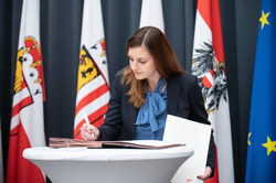 Landeshauptmann Mag. Thomas Stelzer bei der Angelobung zukünftiger SteuerberaterInnen und WirtschaftsprüferInnen im Linzer Landhaus. 