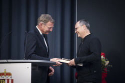 Landeshauptmann Mag. Thomas Stelzer überreicht den OÖ Menschenrechtspreis an Josefa Anna Fasching und Tom Zuljevic-Salamon.