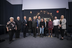 Landeshauptmann Mag. Thomas Stelzer überreicht den OÖ Menschenrechtspreis an Josefa Anna Fasching und Tom Zuljevic-Salamon.