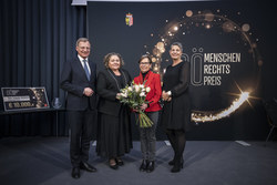 Landeshauptmann Mag. Thomas Stelzer überreicht den OÖ Menschenrechtspreis an Josefa Anna Fasching und Tom Zuljevic-Salamon.