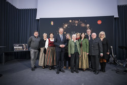 Landeshauptmann Mag. Thomas Stelzer überreicht den OÖ Menschenrechtspreis an Josefa Anna Fasching und Tom Zuljevic-Salamon.