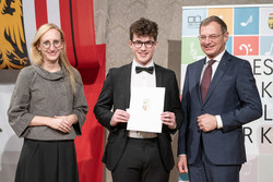 Landeshauptmann Mag. Thomas Stelzer überreicht das Dr. Josef Ratzenböck Stipendium an junge Ausnahmetalente.