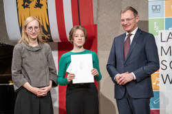 Landeshauptmann Mag. Thomas Stelzer überreicht das Dr. Josef Ratzenböck Stipendium an junge Ausnahmetalente.
