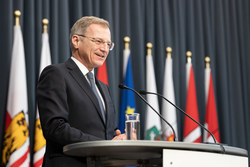 Landeshauptmann Mag. Thomas Stelzer überreicht hohe Auszeichnungen der Republik Österreich an verdiente Persönlichkeiten.