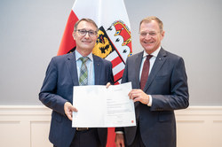 Landeshauptmann Mag. Thomas Stelzer überreicht Dekrete an Führungskräfte des Landes Oberösterreich.