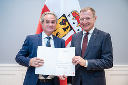 Landeshauptmann Mag. Thomas Stelzer überreicht Dekrete an Führungskräfte des Landes Oberösterreich.