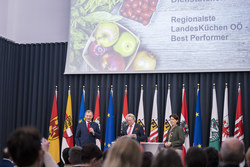 Landeshauptmann Mag. Thomas Stelzer und Landesrätin Michaela Langer Weninger beim Meet&Greet regionale Lebensmittel 2023.

