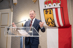 Landeshauptmann Mag. Thomas Stelzer empfängt ehemalige Landesbedienstete in den Linzer Redoutensälen.