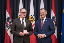 Landeshauptmann Mag. Thomas Stelzer überreicht Auszeichnungen des Bundes an verdiente Persönlichkeiten des Landes Oberösterreich.