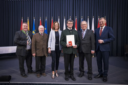Landeshauptmann Mag. Thomas Stelzer überreicht Auszeichnungen des Bundes an verdiente Persönlichkeiten des Landes Oberösterreich.