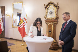 Landeshauptmann Mag. Thomas Stelzer bei der Vereidigung von Ziviltechnikerinnen und Ziviltechnikern im Linzer Landhaus.