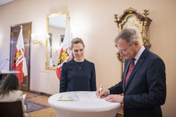 Landeshauptmann Mag. Thomas Stelzer bei der Vereidigung von Ziviltechnikerinnen und Ziviltechnikern im Linzer Landhaus.