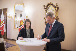 Landeshauptmann Mag. Thomas Stelzer bei der Vereidigung von Ziviltechnikerinnen und Ziviltechnikern im Linzer Landhaus.