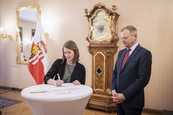 Landeshauptmann Mag. Thomas Stelzer bei der Vereidigung von Ziviltechnikerinnen und Ziviltechnikern im Linzer Landhaus.