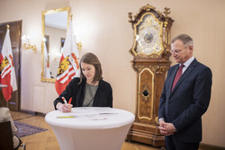 Landeshauptmann Mag. Thomas Stelzer bei der Vereidigung von Ziviltechnikerinnen und Ziviltechnikern im Linzer Landhaus.