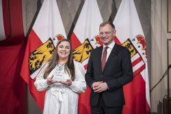 Landeshauptmann Thomas Stelzer empfängt ehemalige Lehrlinge, die ihre Ausbildung mit Auszeichnung abgeschlossen haben.