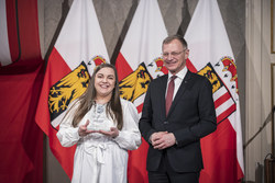 Landeshauptmann Thomas Stelzer empfängt ehemalige Lehrlinge, die ihre Ausbildung mit Auszeichnung abgeschlossen haben.