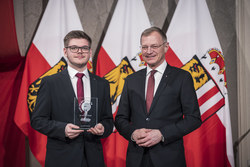 Landeshauptmann Thomas Stelzer empfängt ehemalige Lehrlinge, die ihre Ausbildung mit Auszeichnung abgeschlossen haben.