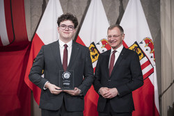 Landeshauptmann Thomas Stelzer empfängt ehemalige Lehrlinge, die ihre Ausbildung mit Auszeichnung abgeschlossen haben.