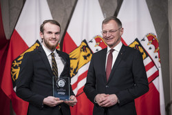 Landeshauptmann Thomas Stelzer empfängt ehemalige Lehrlinge, die ihre Ausbildung mit Auszeichnung abgeschlossen haben.