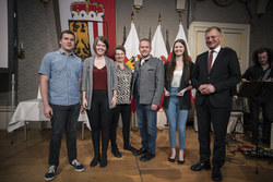 Landeshauptmann Thomas Stelzer empfängt ehemalige Lehrlinge, die ihre Ausbildung mit Auszeichnung abgeschlossen haben.