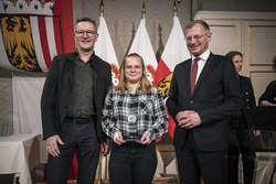 Landeshauptmann Thomas Stelzer empfängt ehemalige Lehrlinge, die ihre Ausbildung mit Auszeichnung abgeschlossen haben.