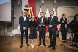 Landeshauptmann Thomas Stelzer empfängt ehemalige Lehrlinge, die ihre Ausbildung mit Auszeichnung abgeschlossen haben.