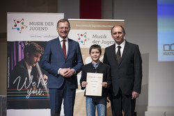 Landeshauptmann Mag. Thomas Stelzer gratuliert im Rahmen des Abschlusskonzertes den anwesenden Preisträgerinnen und Preisträgern des Oö. Landeswettbewerbes prima la musica zum Erfolg.