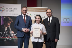 Landeshauptmann Mag. Thomas Stelzer gratuliert im Rahmen des Abschlusskonzertes den anwesenden Preisträgerinnen und Preisträgern des Oö. Landeswettbewerbes prima la musica zum Erfolg.