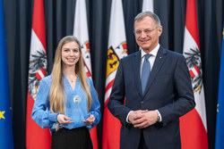 Landeshauptmann Thomas Stelzer empfängt ehemalige Lehrlinge, die ihre Ausbildung mit Auszeichnung abgeschlossen haben.