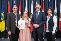 Landeshauptmann Thomas Stelzer empfängt ehemalige Lehrlinge, die ihre Ausbildung mit Auszeichnung abgeschlossen haben.