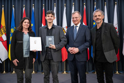 Landeshauptmann Thomas Stelzer empfängt ehemalige Lehrlinge, die ihre Ausbildung mit Auszeichnung abgeschlossen haben.