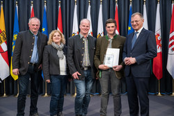 Landeshauptmann Thomas Stelzer empfängt ehemalige Lehrlinge, die ihre Ausbildung mit Auszeichnung abgeschlossen haben.